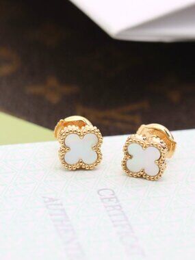 Van Cleef & Arpels White Earrings ⚪